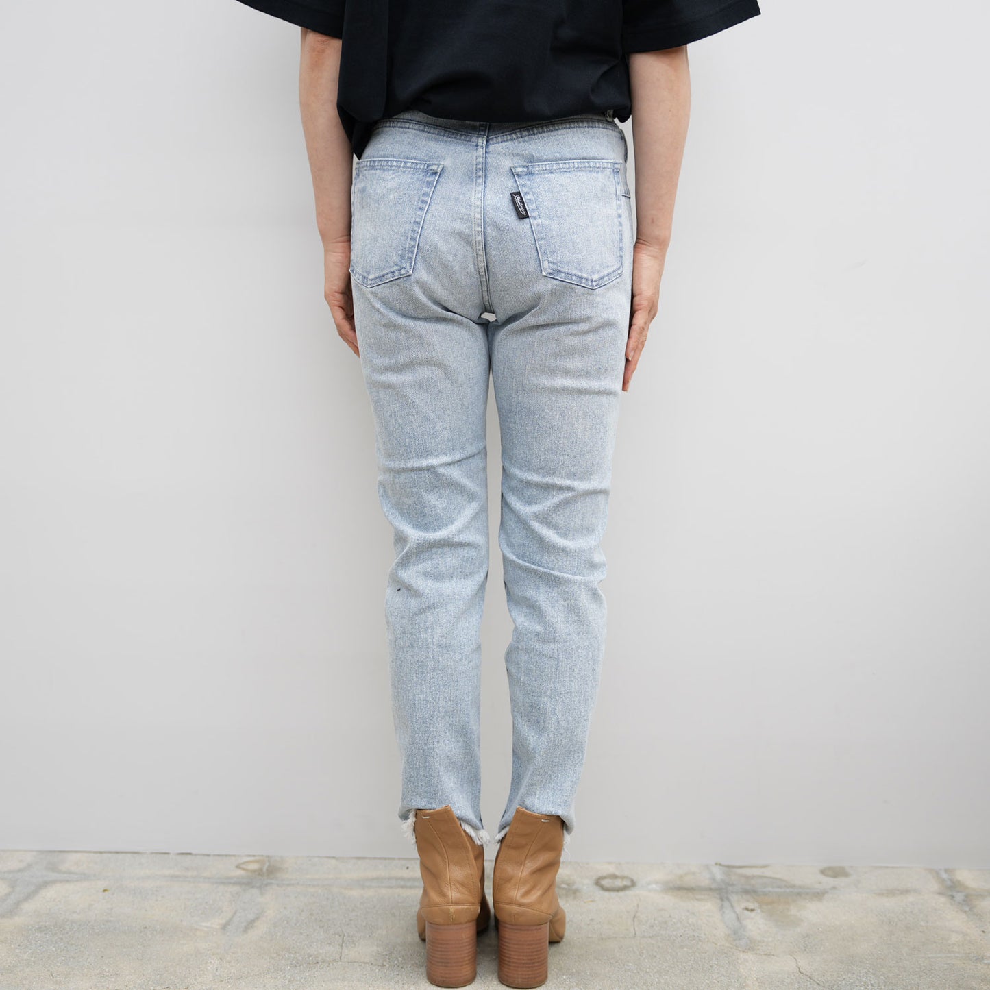 STRAIGHT-LEG CROPPED JEANS