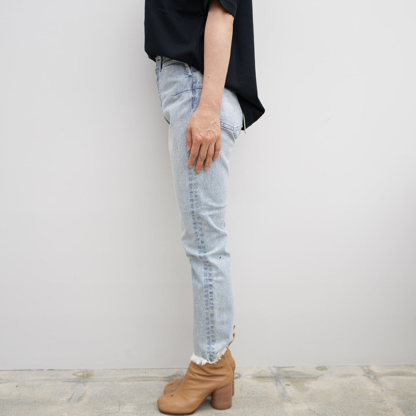 STRAIGHT-LEG CROPPED JEANS