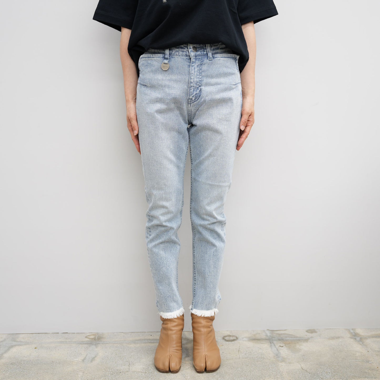 STRAIGHT-LEG CROPPED JEANS
