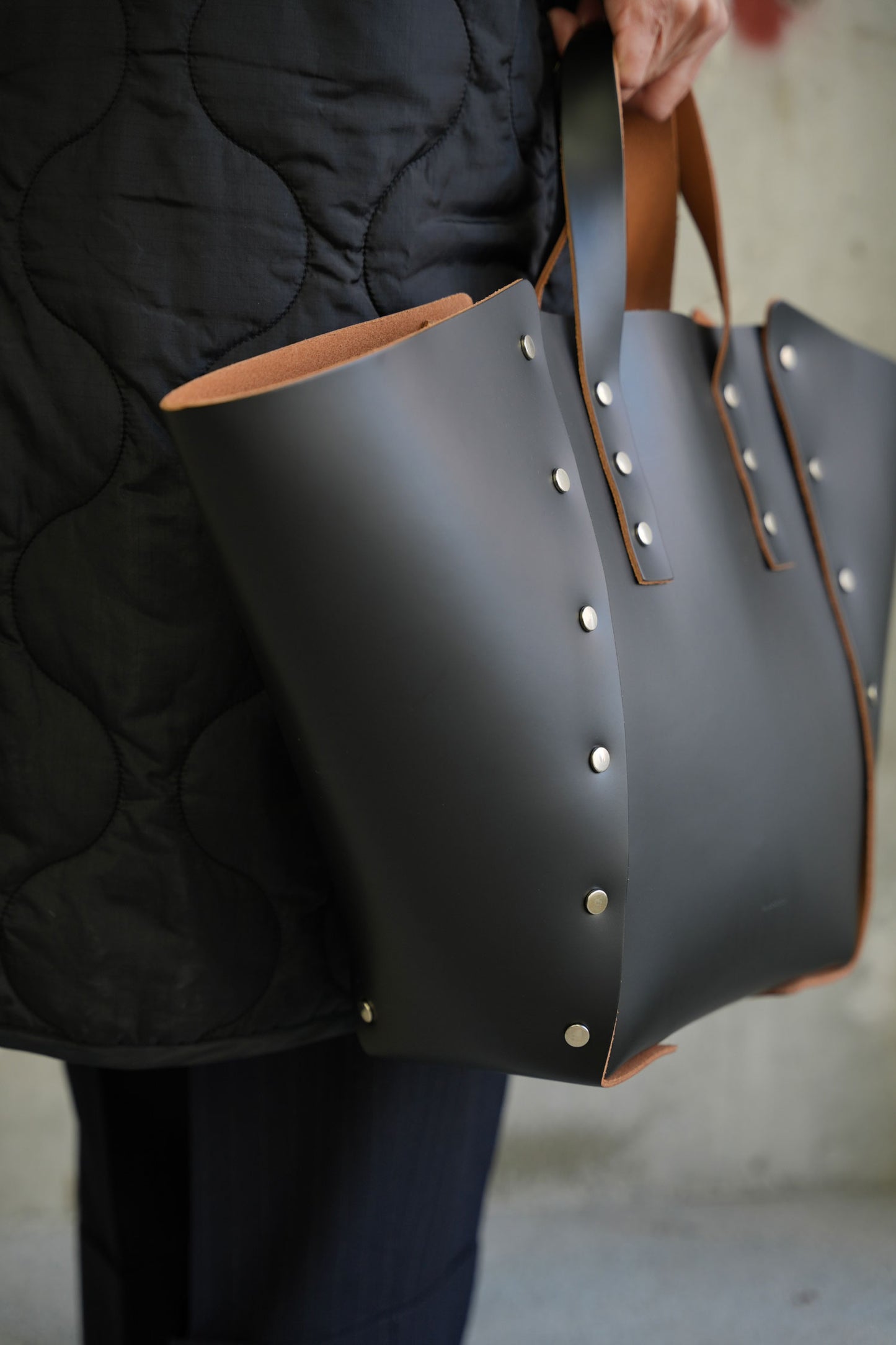 assemble hand bag wide M -BLACK-