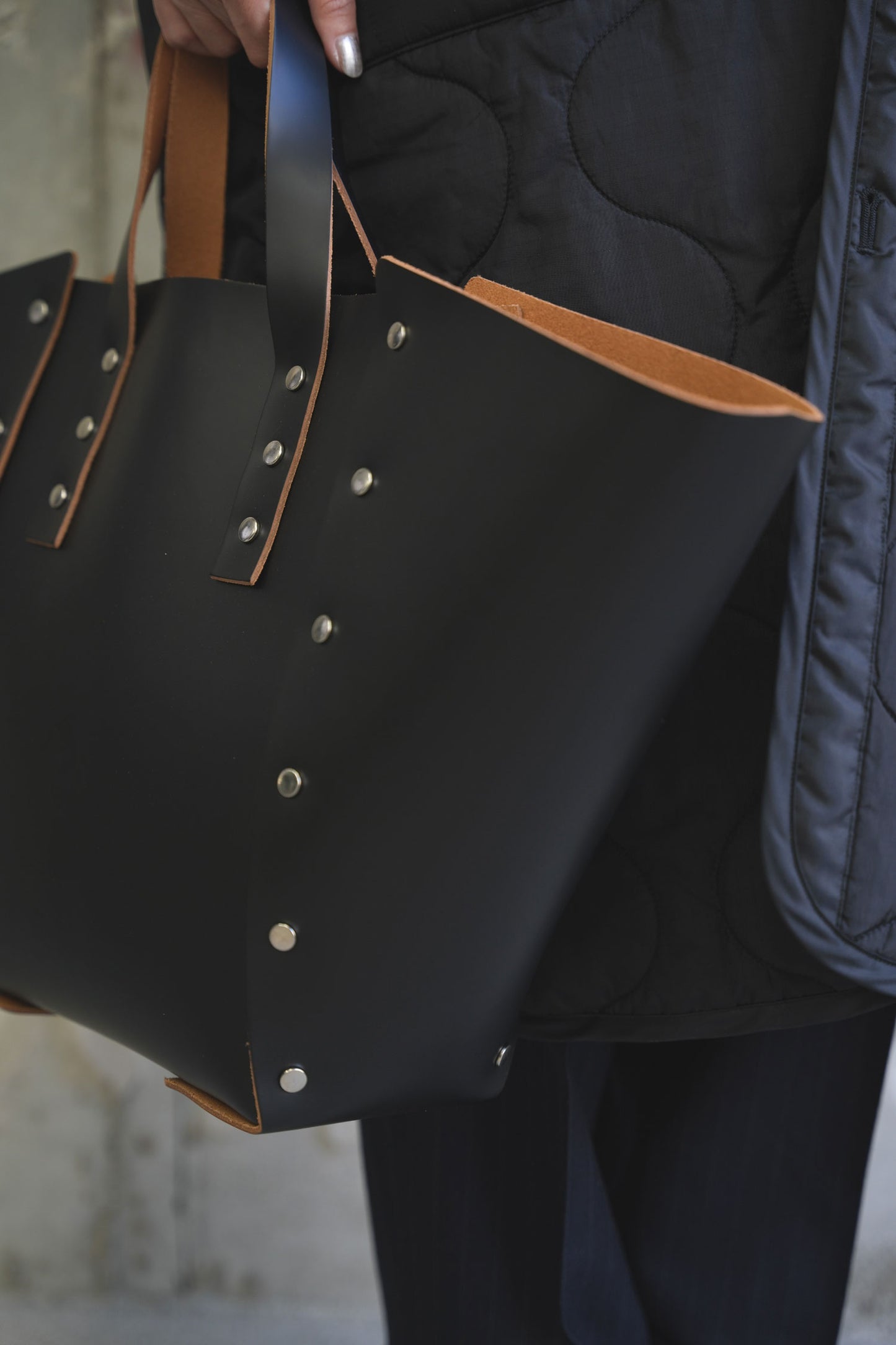 assemble hand bag wide M -BLACK-