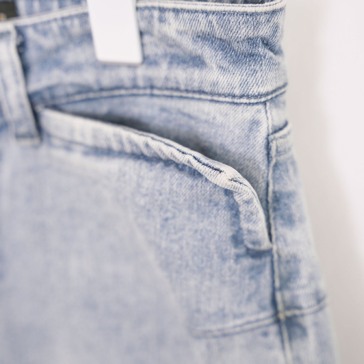 STRAIGHT-LEG CROPPED JEANS