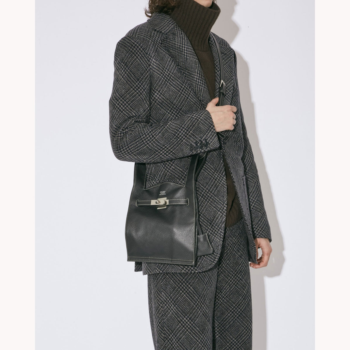 market shoulder bag in shrink leather – OBLIGE