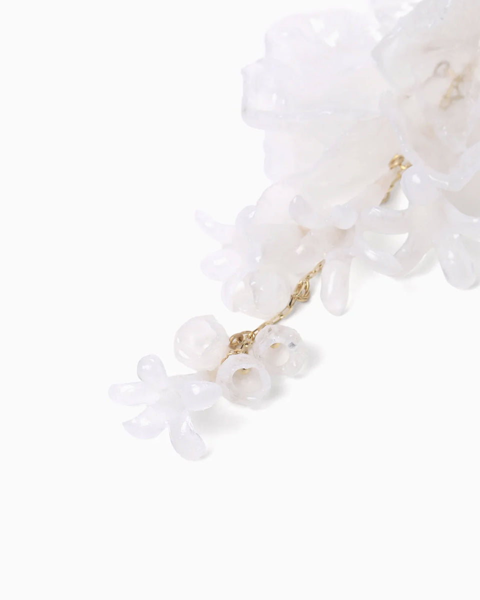 Floral Motif Short Earring - white – OBLIGE
