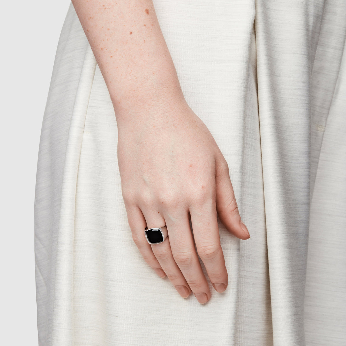★エレガントなデザイン【Tom Wood】Cushion Black Onyx Cushion Black Onyx – OBLIGE