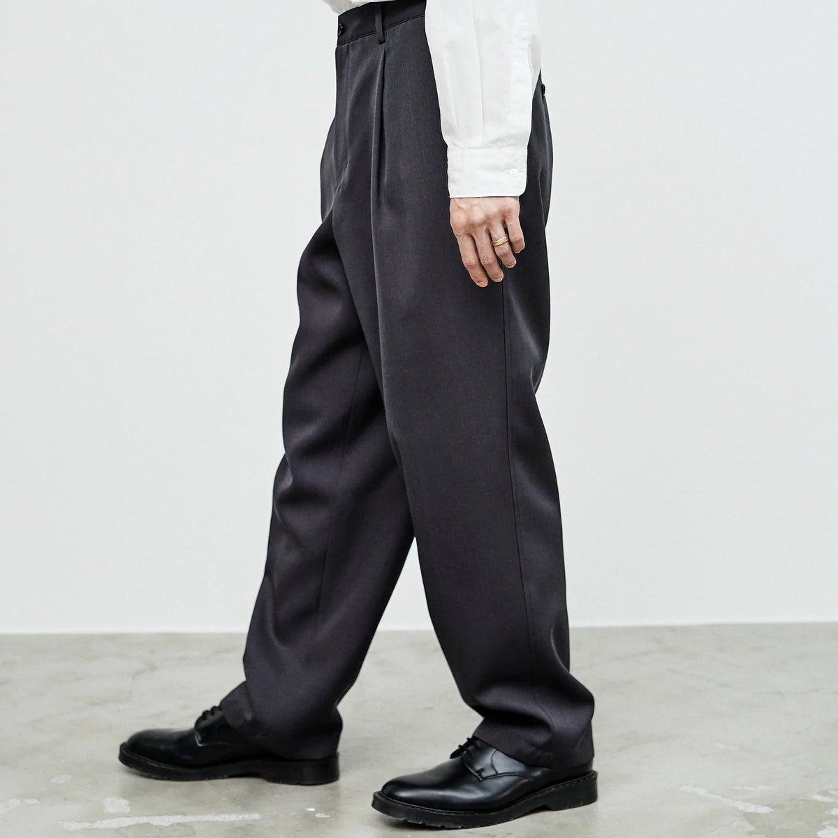 SCALE OFF WOOL TAPERED SLACKS – OBLIGE