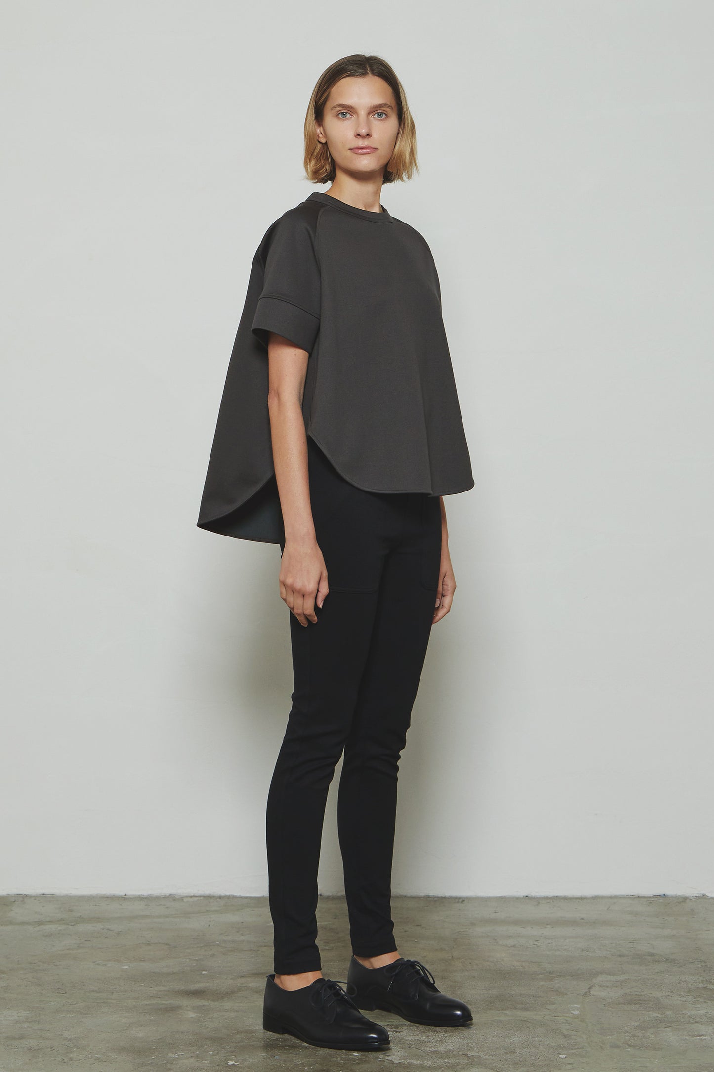 
                  
                    RERACS STRUCTURE DOUBLE FACE THE A-LINE SHORT PULOVER
                  
                