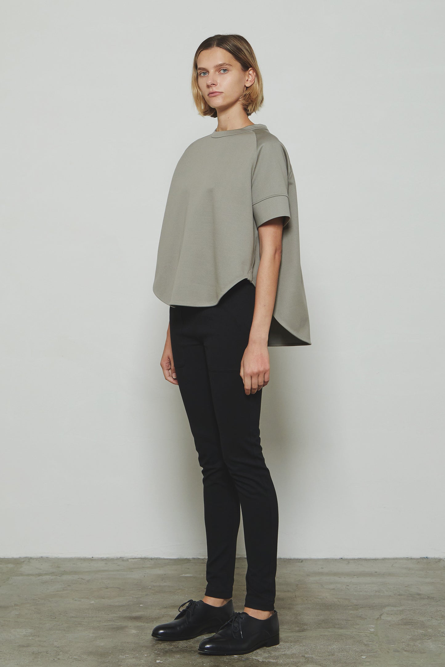 
                  
                    RERACS STRUCTURE DOUBLE FACE THE A-LINE SHORT PULOVER
                  
                