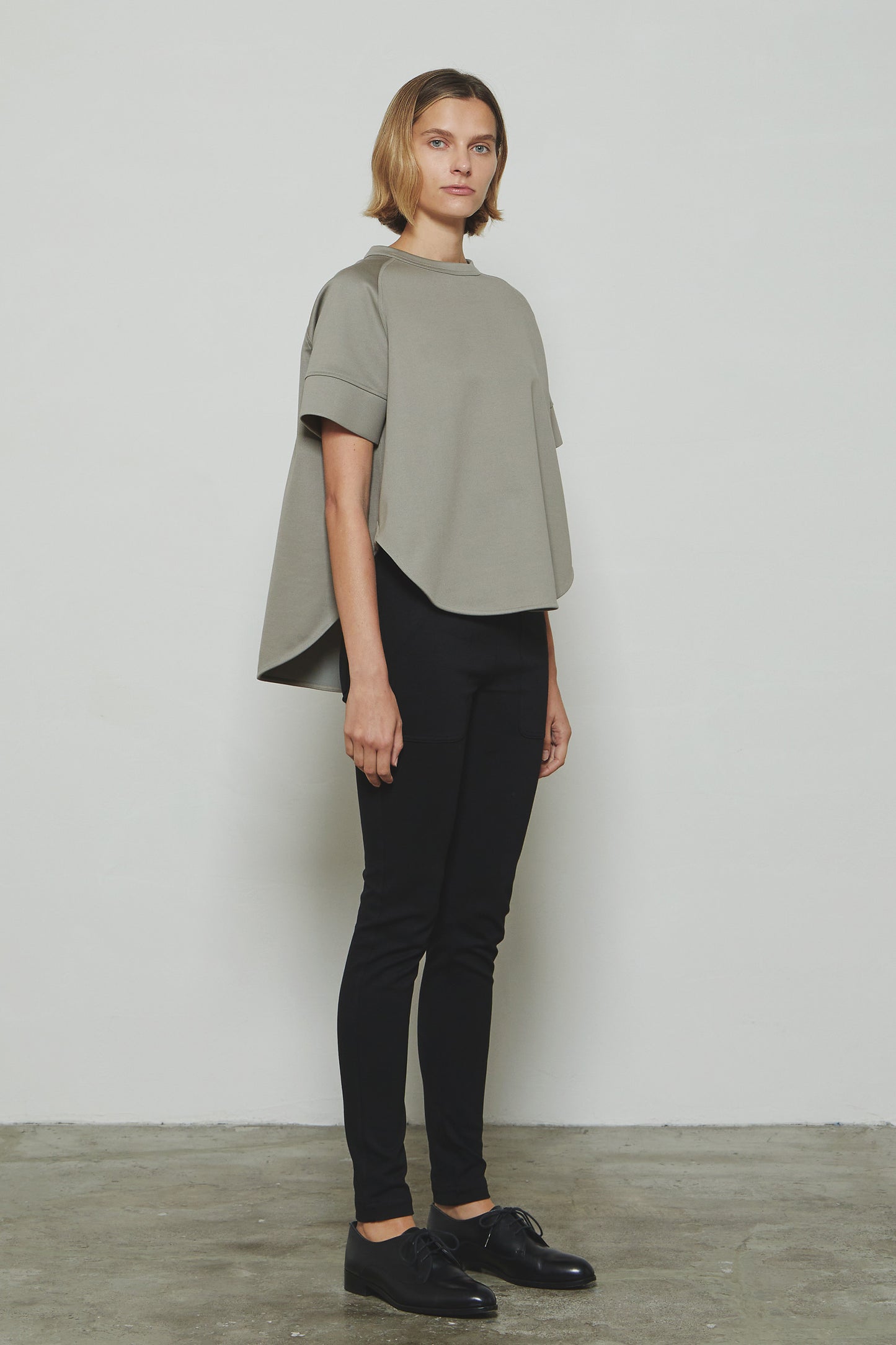 
                  
                    RERACS STRUCTURE DOUBLE FACE THE A-LINE SHORT PULOVER
                  
                
