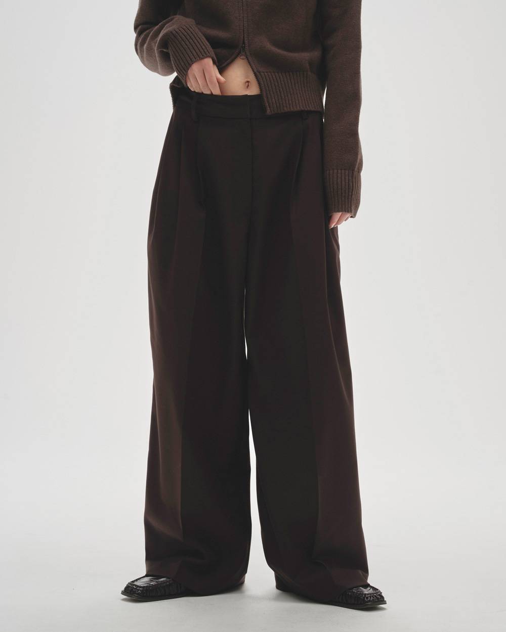 Lightweight Tuck Trousers 38 ダークブラウン Lightweight Tuck Trousers – OBLIGE