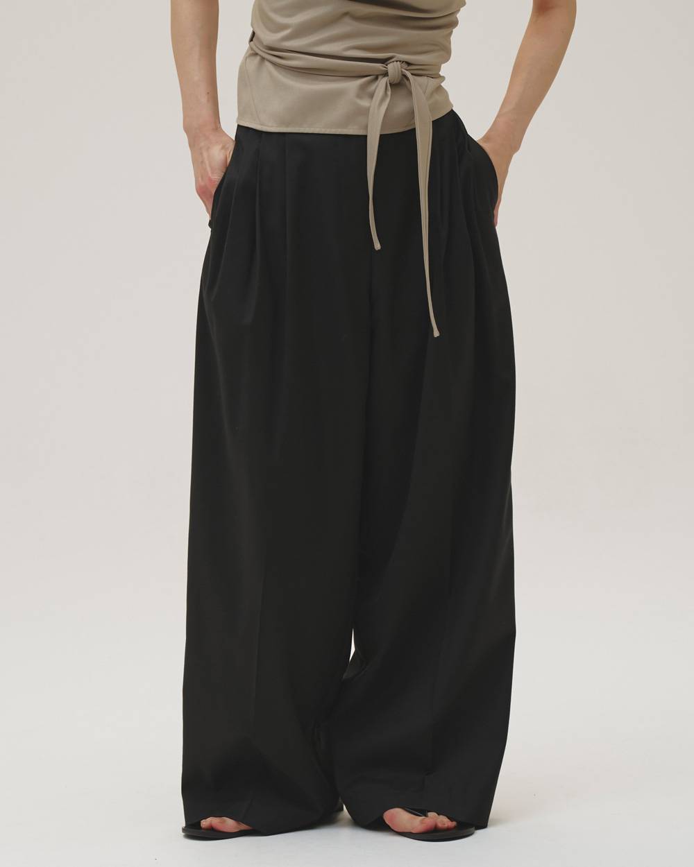 Lightweight Tuck Trousers – OBLIGE