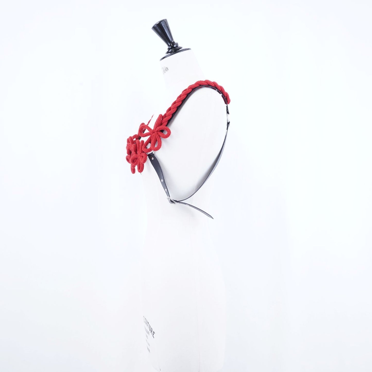
                  
                    Flower-motif harness
                  
                