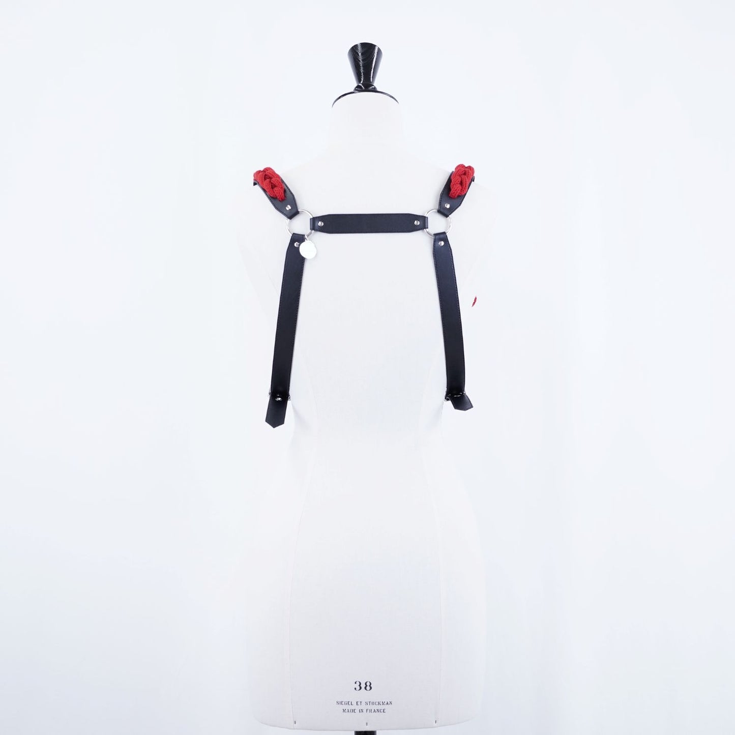 
                  
                    Flower-motif harness
                  
                
