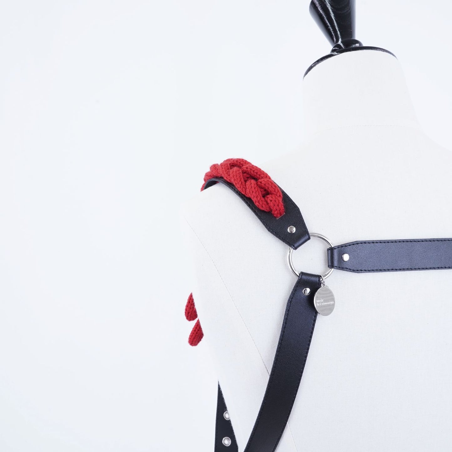 
                  
                    Flower-motif harness
                  
                