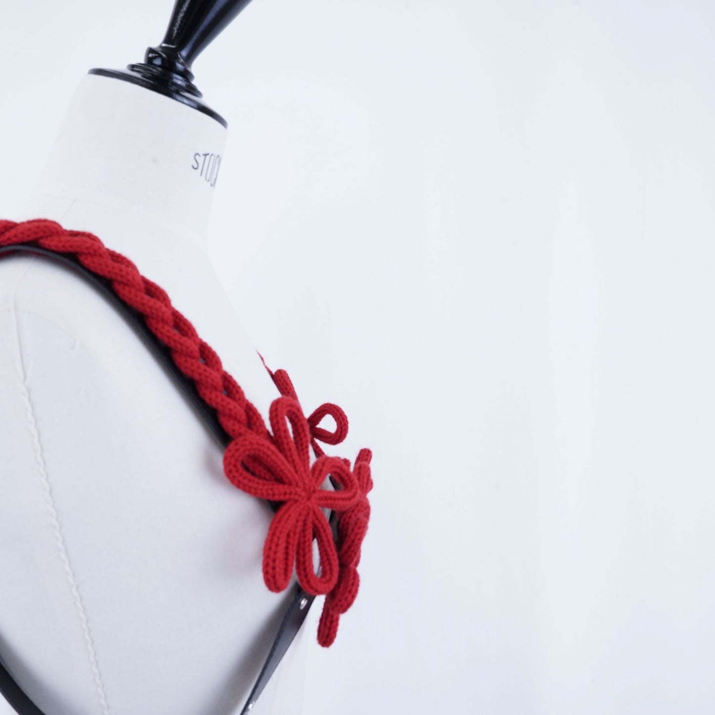 
                  
                    Flower-motif harness
                  
                