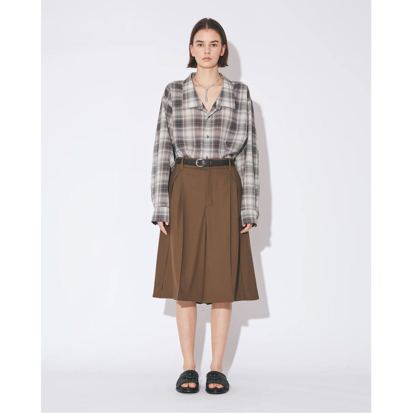 
                  
                    high twist gabardine three tuck shorts -tabacco-
                  
                