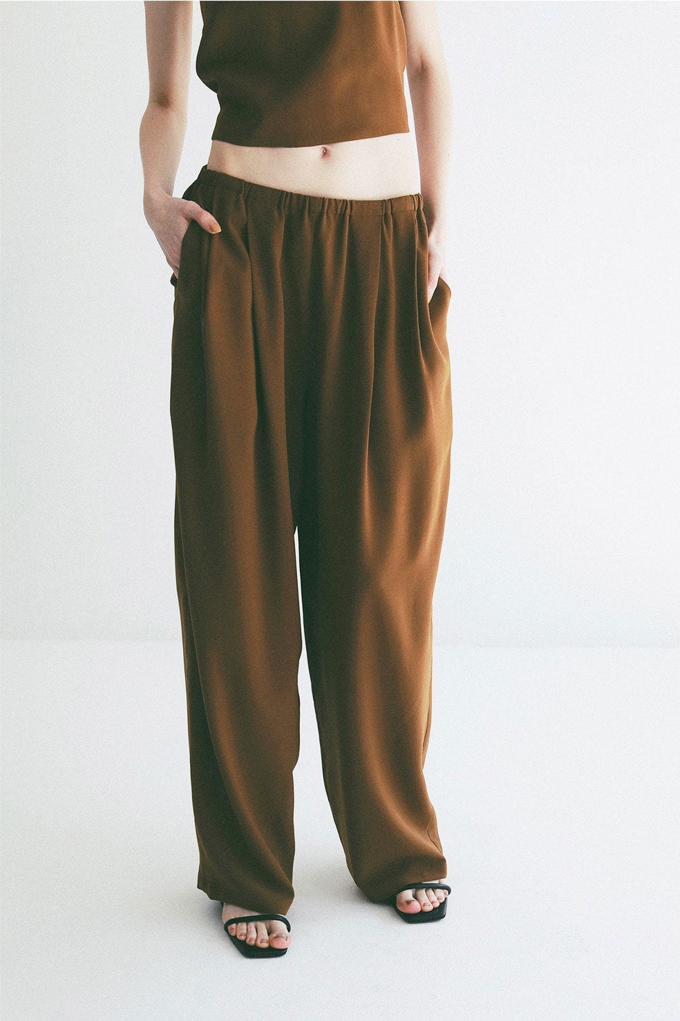 
                  
                    DRAWSTRING LOOSE TUCK PANTS
                  
                