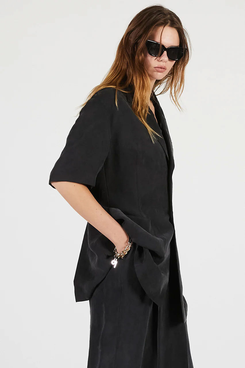 
                  
                    Fibril Half-Sleeve Jacket -BLACK-
                  
                