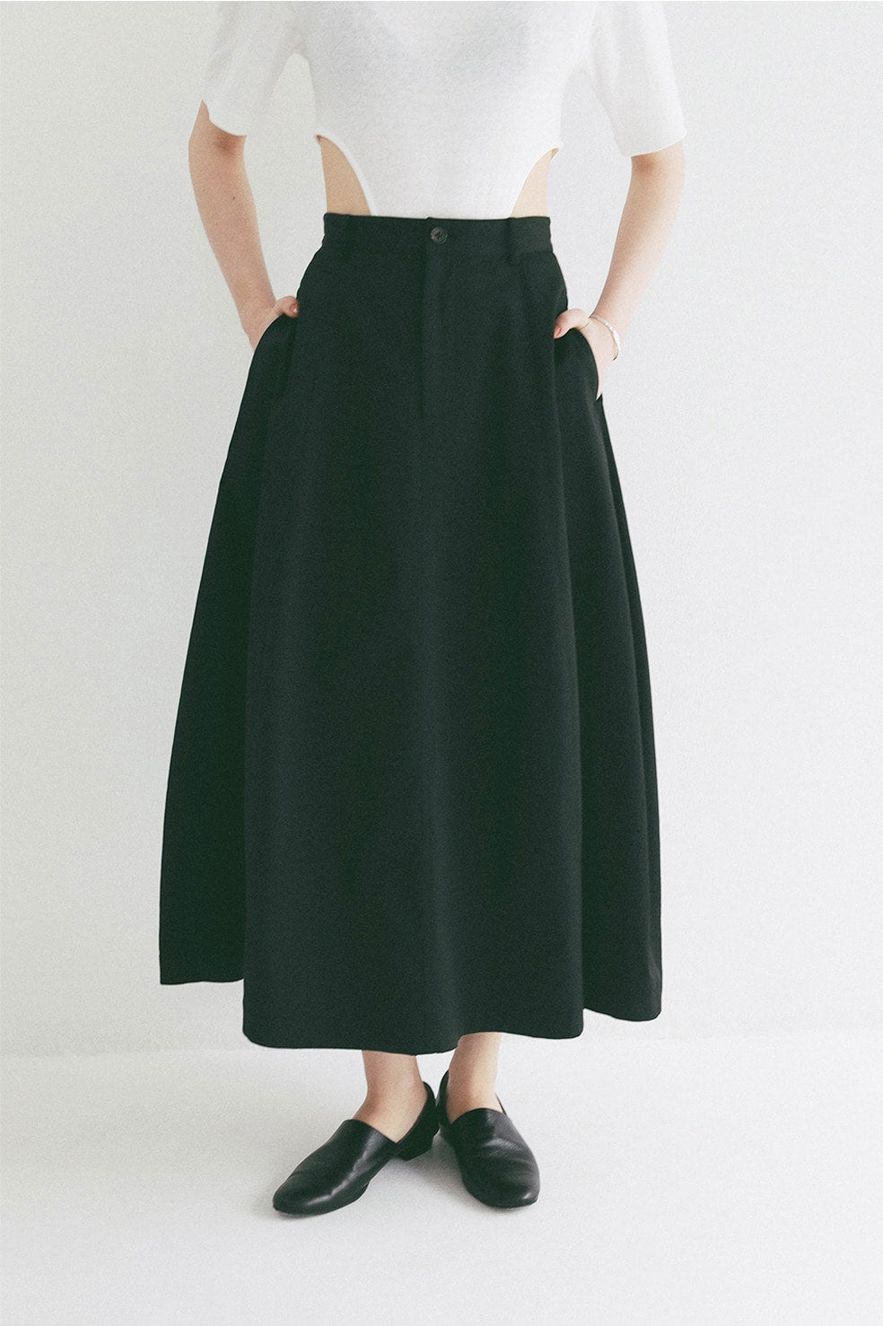 
                  
                    COCOON LINE VOLUME SKIRT -BLACK-
                  
                