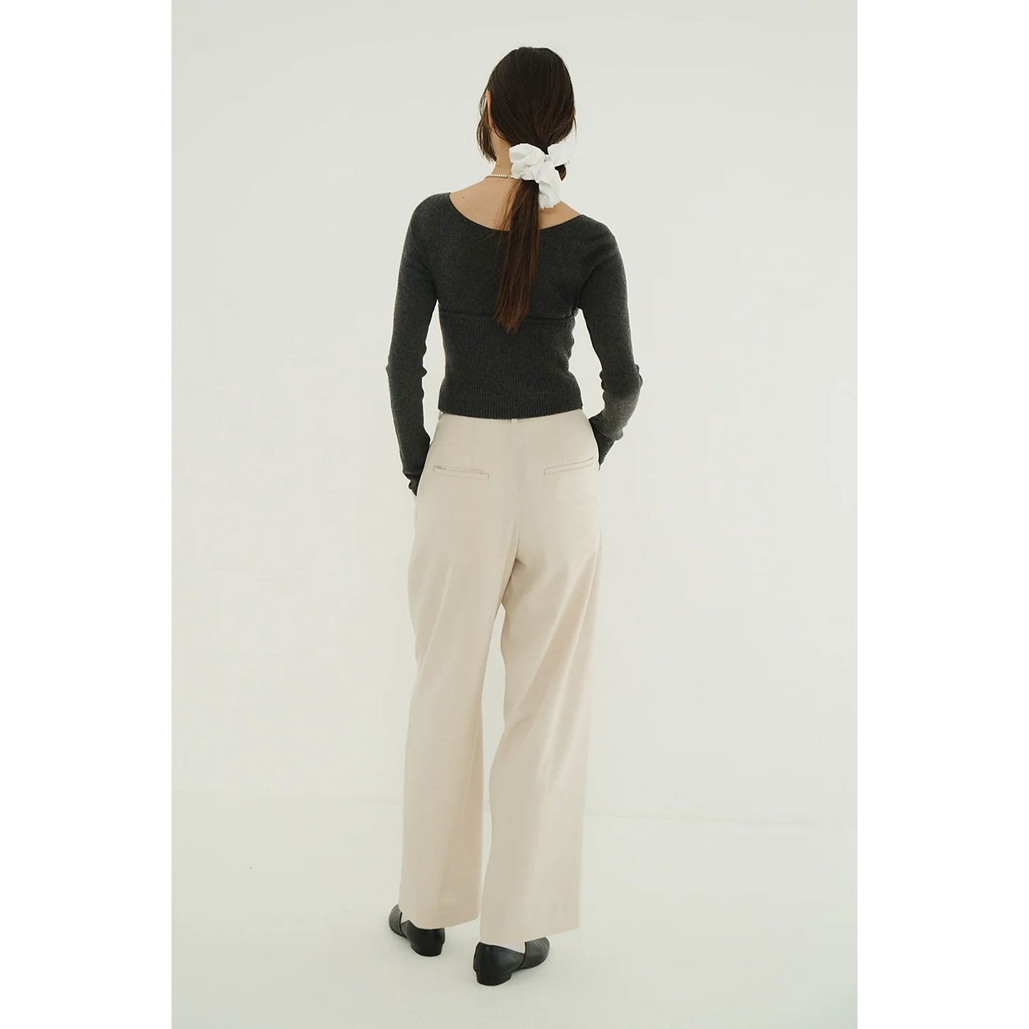 
                  
                    BASIC TUCK PANTS -IVORY-
                  
                