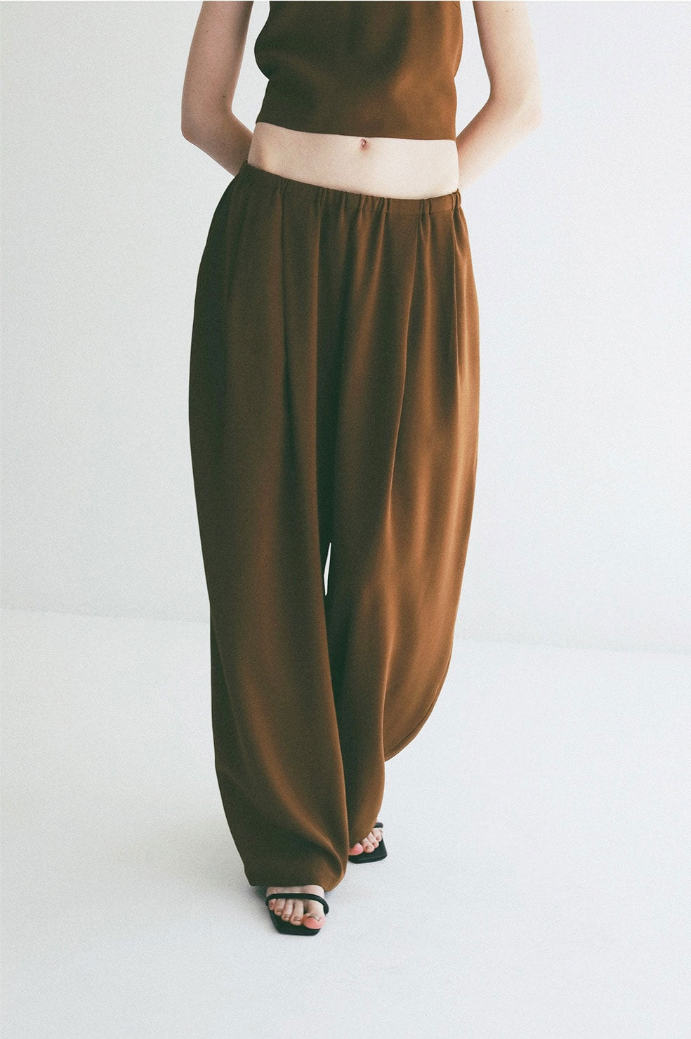 
                  
                    DRAWSTRING LOOSE TUCK PANTS
                  
                