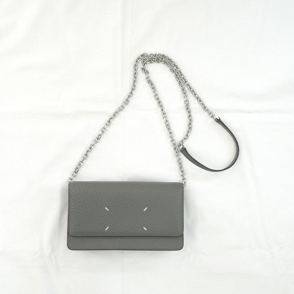 
                  
                    4-Stitch Chain Wallet -PEBBLE GREY-
                  
                