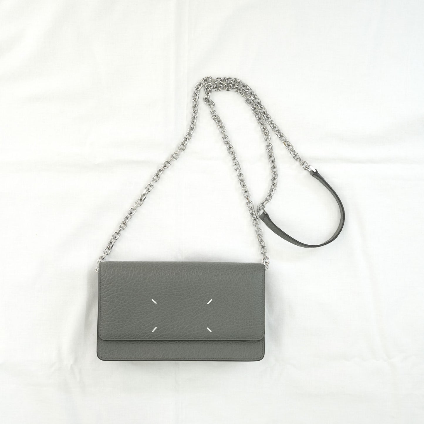 
                  
                    4-Stitch Chain Wallet -PEBBLE GREY-
                  
                