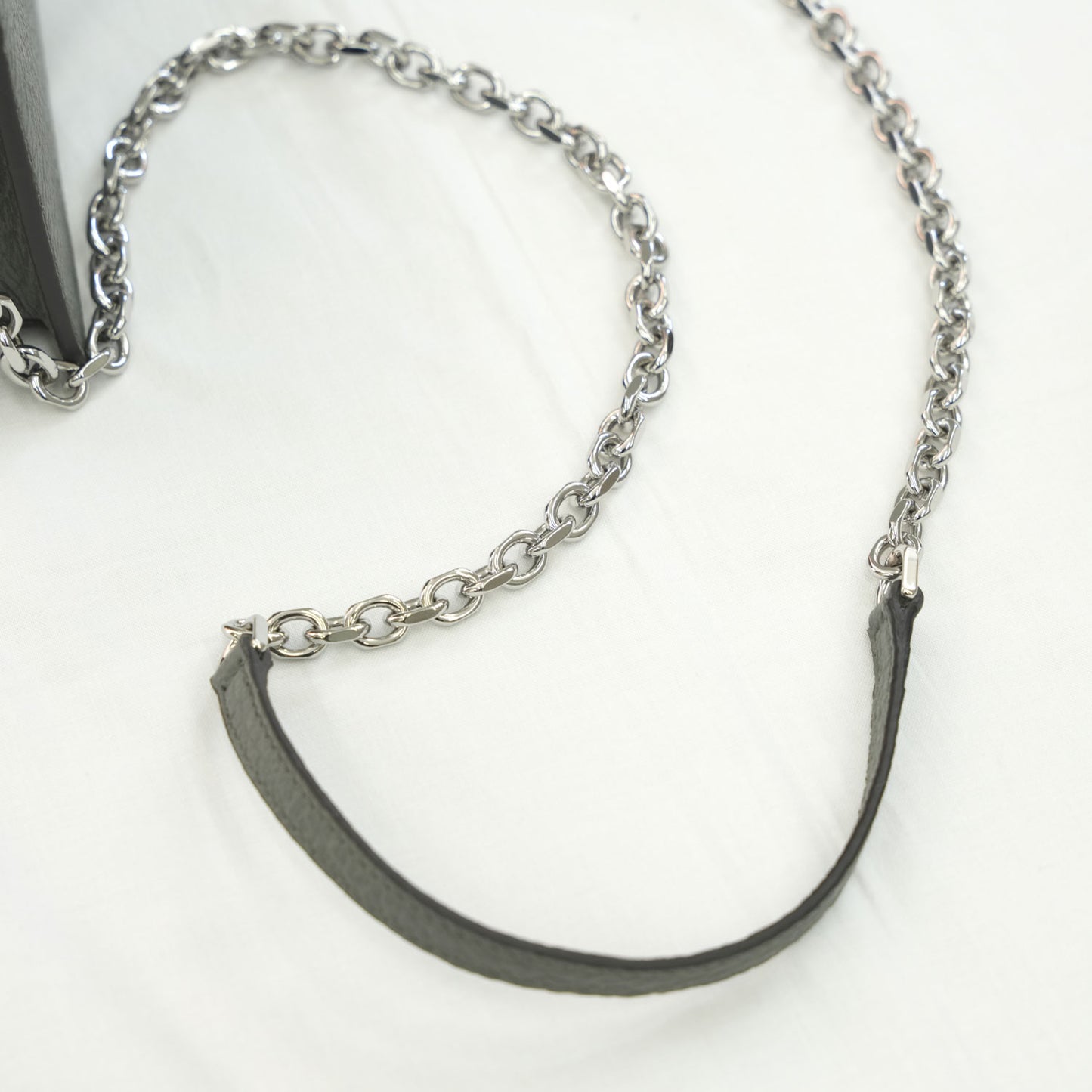 
                  
                    4-Stitch Chain Wallet -PEBBLE GREY-
                  
                