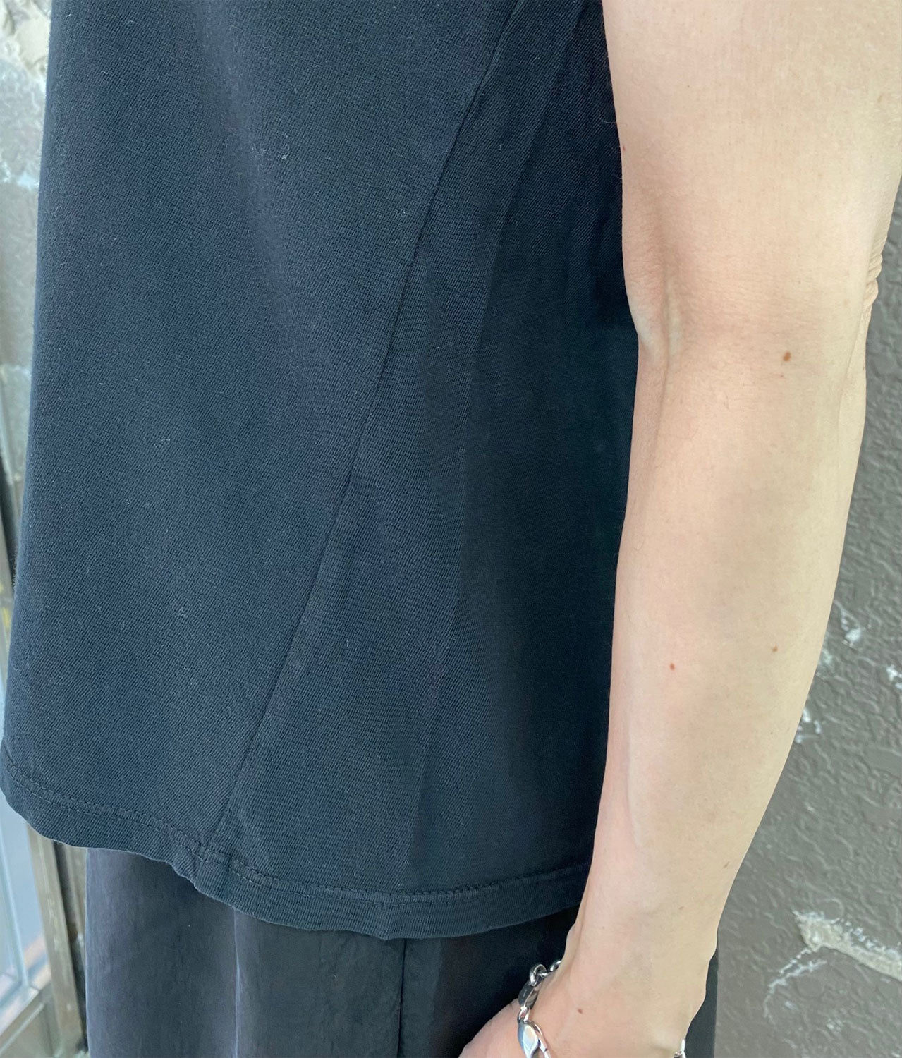 
                  
                    ORGANIC COTTON SLEEVELESS T-SHIRT
                  
                