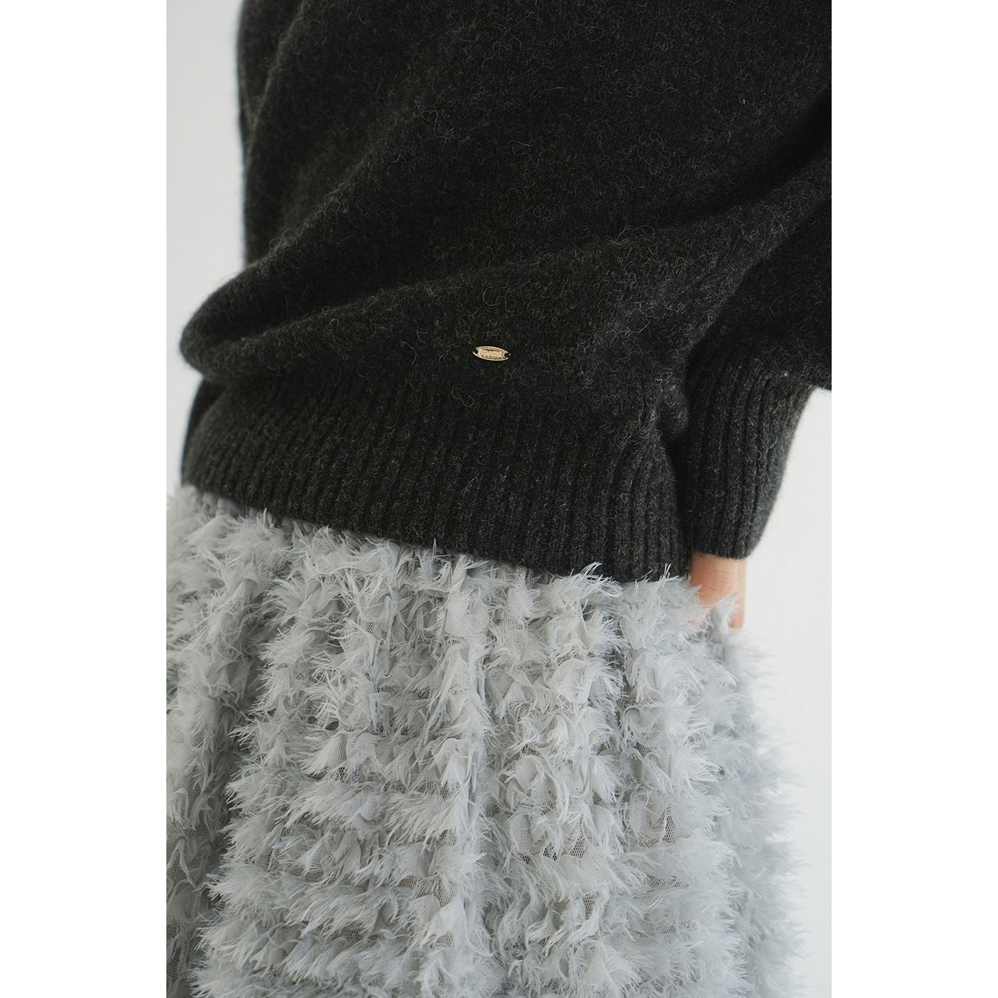 
                  
                    YAK V NECK KNIT TOPS -CHACOAL GRAY-
                  
                