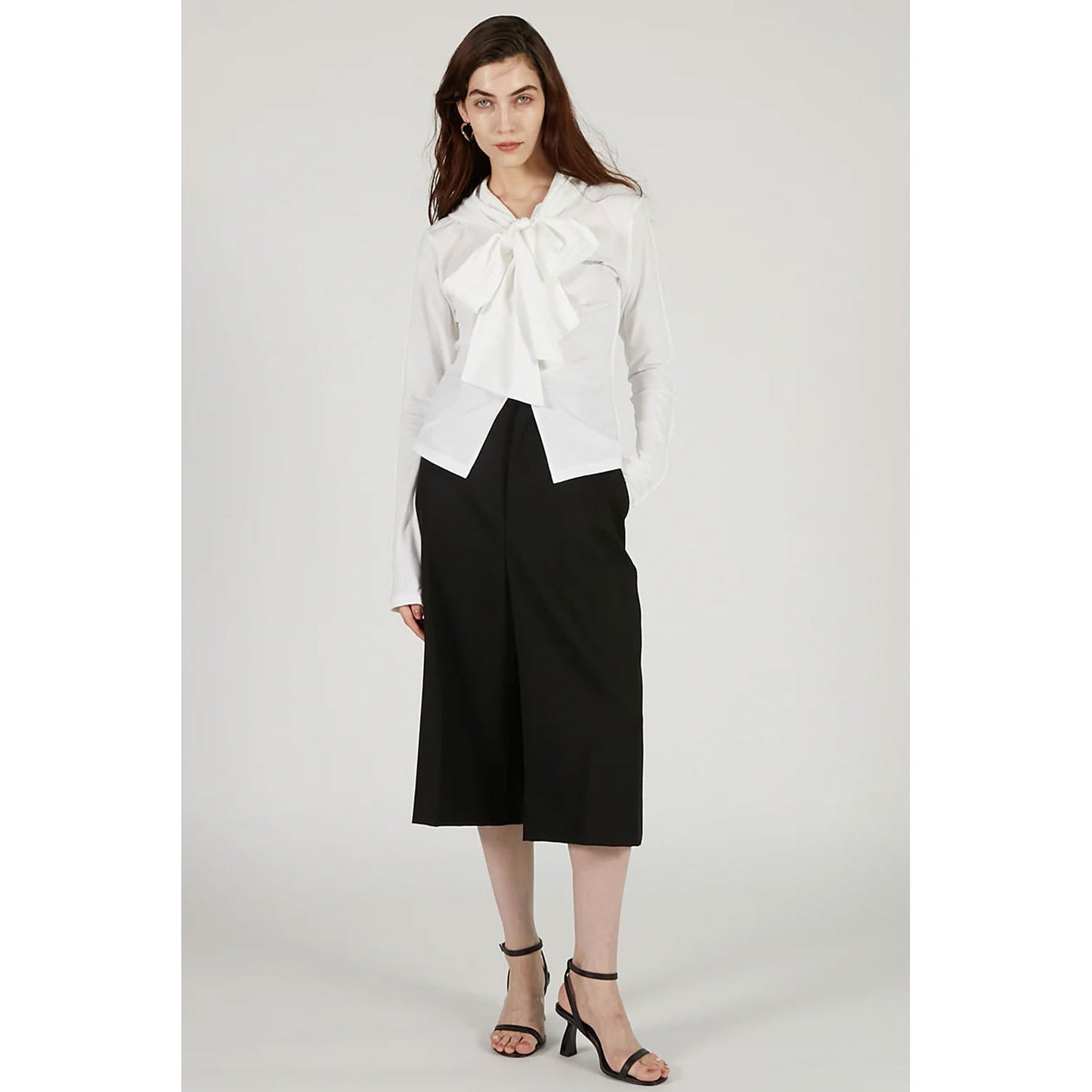 
                  
                    Low-crotch Bermuda Pants-BLACK-
                  
                