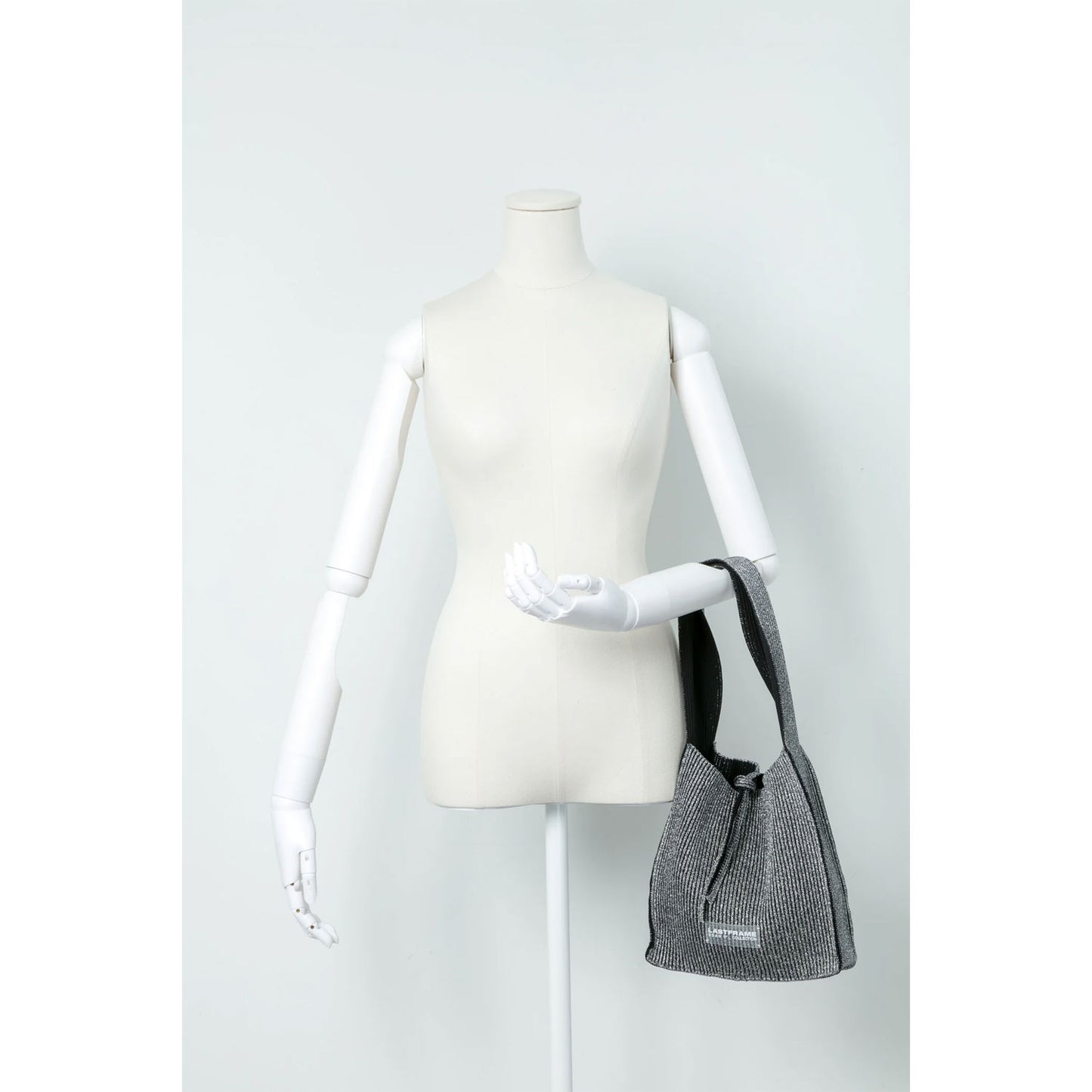 
                  
                    KYOTO METALLIC REVERSIBLE TASUKI TOTE SMALL -DARK SILVER×BLACK-
                  
                