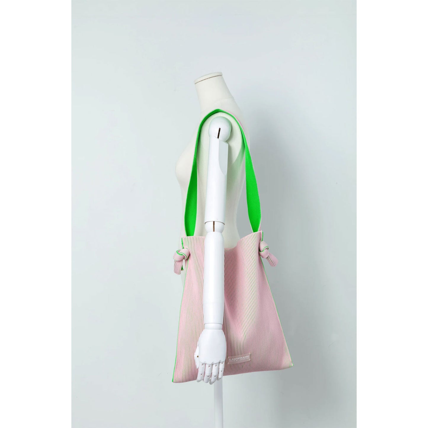 
                  
                    KASANE REVERSIBLE MUSUBI TOTE -BROWN×GREEN-
                  
                