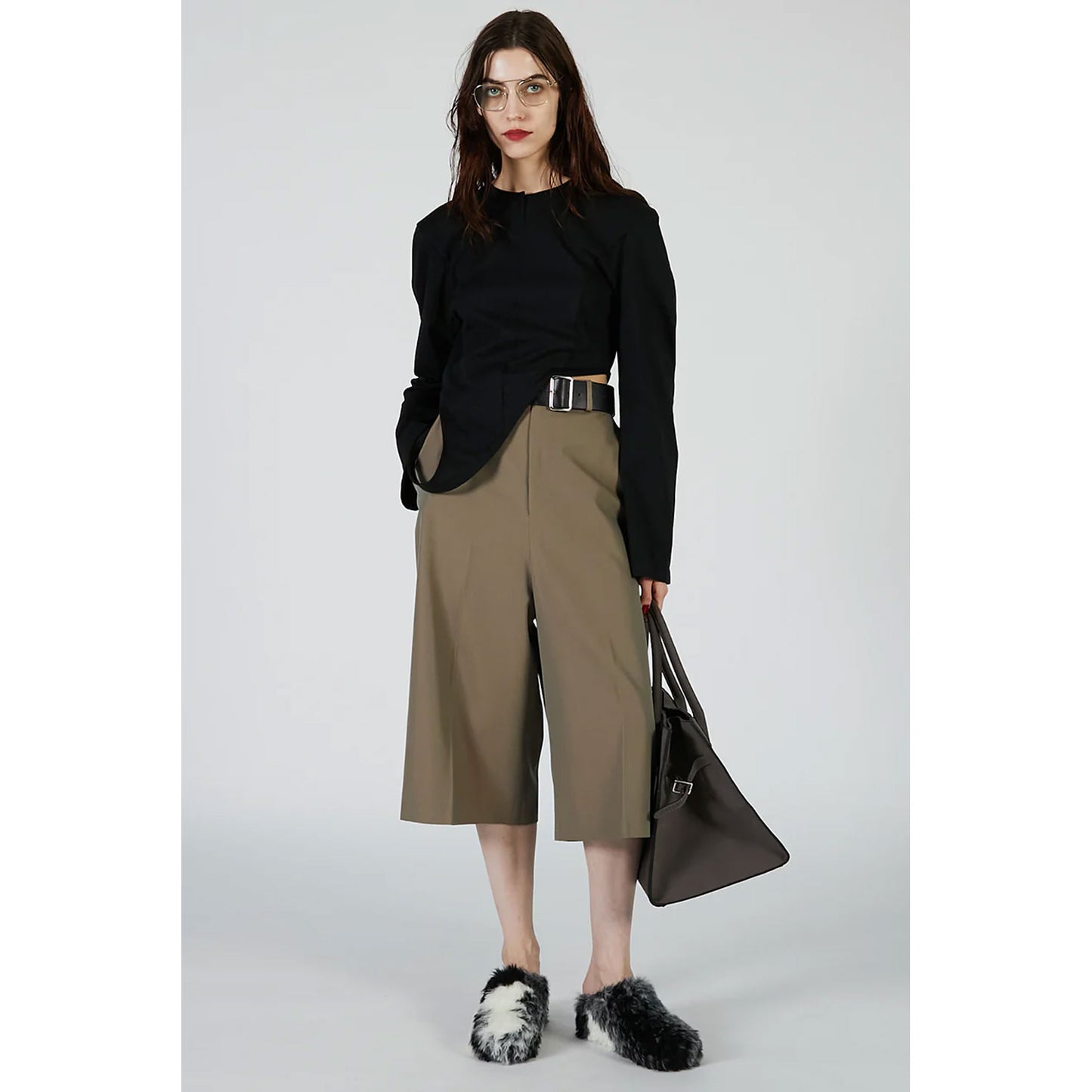 
                  
                    Low-crotch Bermuda Pants-BLACK-
                  
                
