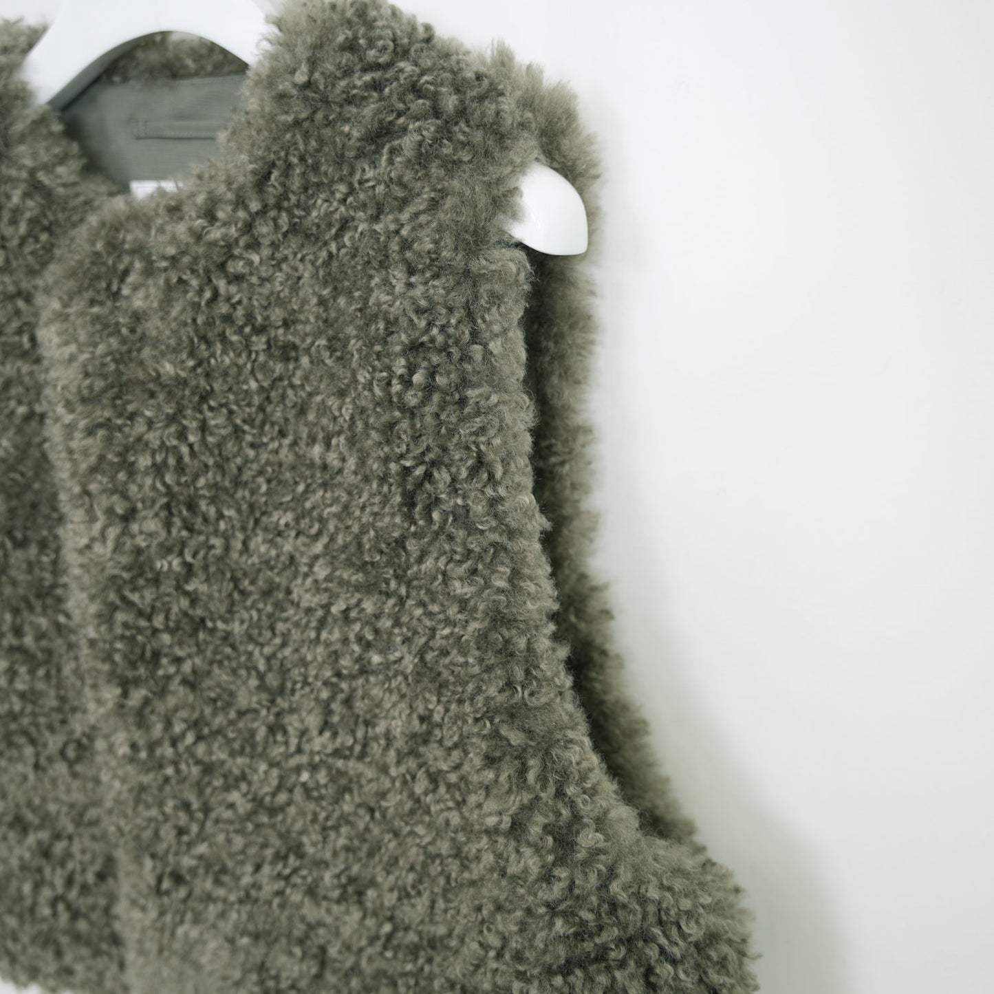 
                  
                    FAUX SHEARING CROPPED VEST
                  
                