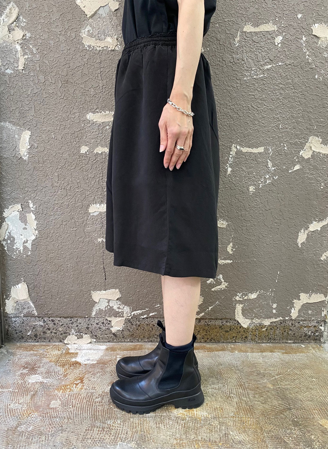
                  
                    CUPRO SHORT TROUSERS -BLACK-
                  
                