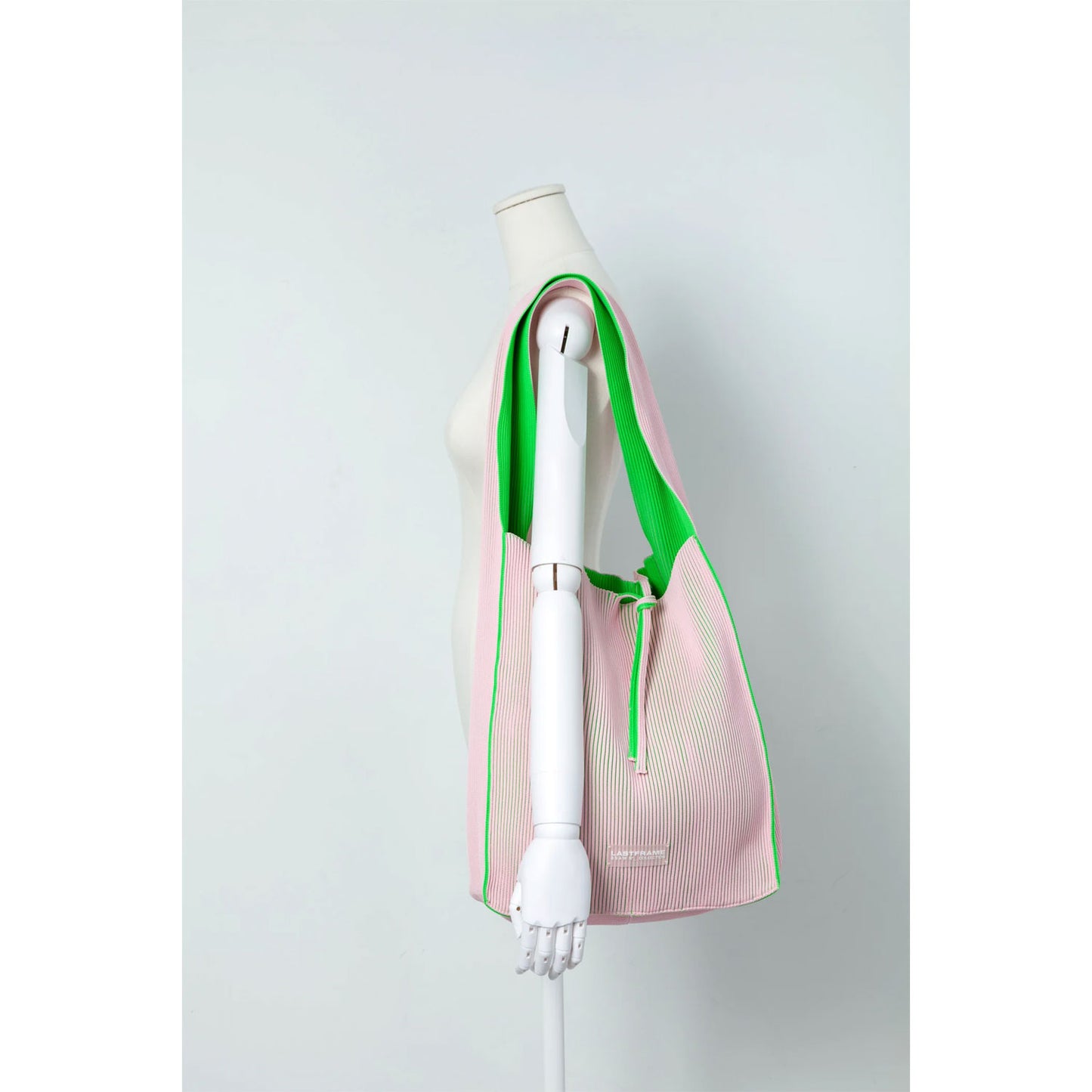 
                  
                    KASANE REVERSIBLE TASUKI TOTE LARGE -LIGHT PINK×NEON GREEN-
                  
                