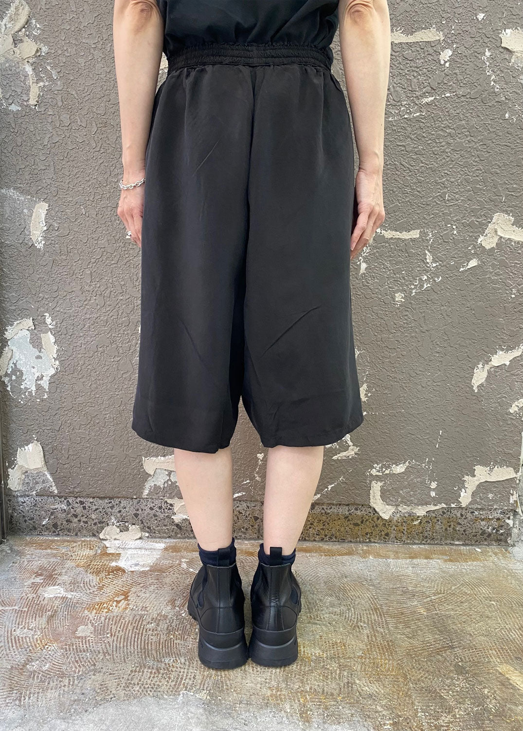 
                  
                    CUPRO SHORT TROUSERS -BLACK-
                  
                