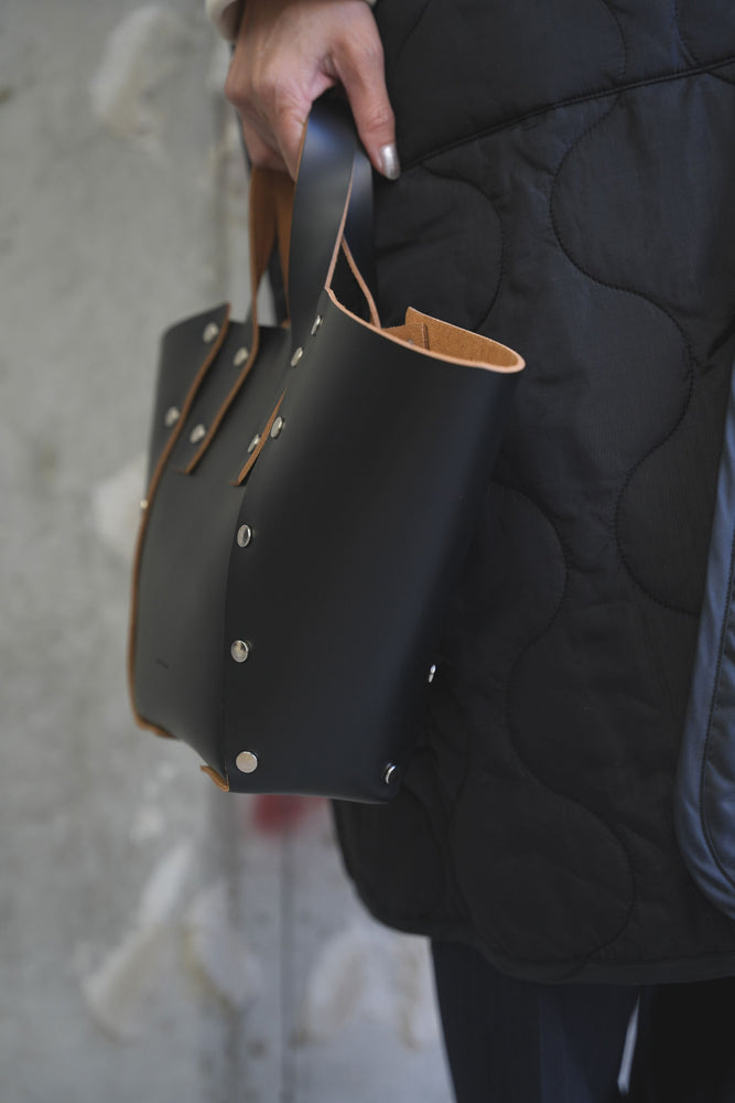 
                  
                    assemble hand bag wide S -BLACK-
                  
                