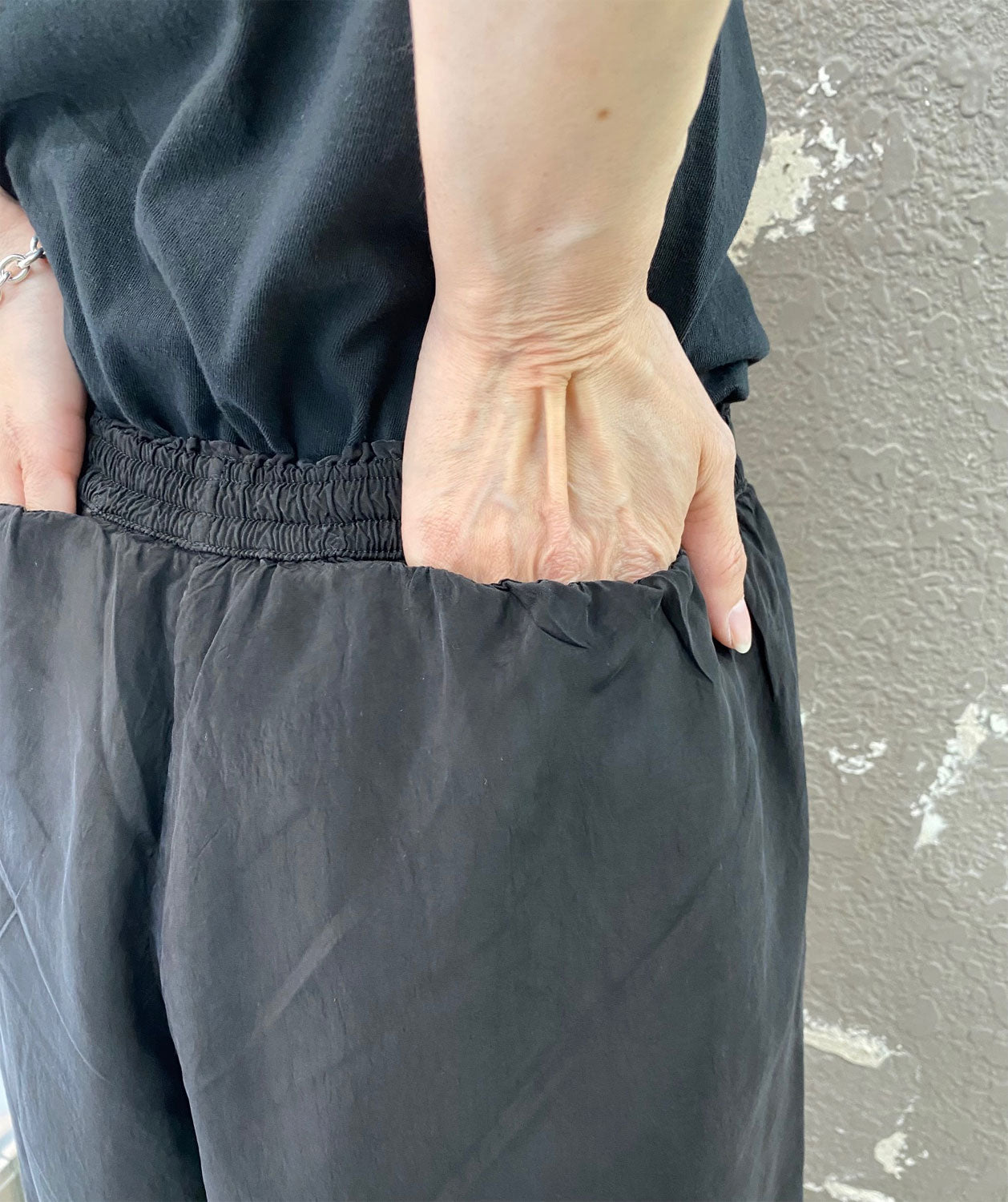 
                  
                    CUPRO SHORT TROUSERS -BLACK-
                  
                