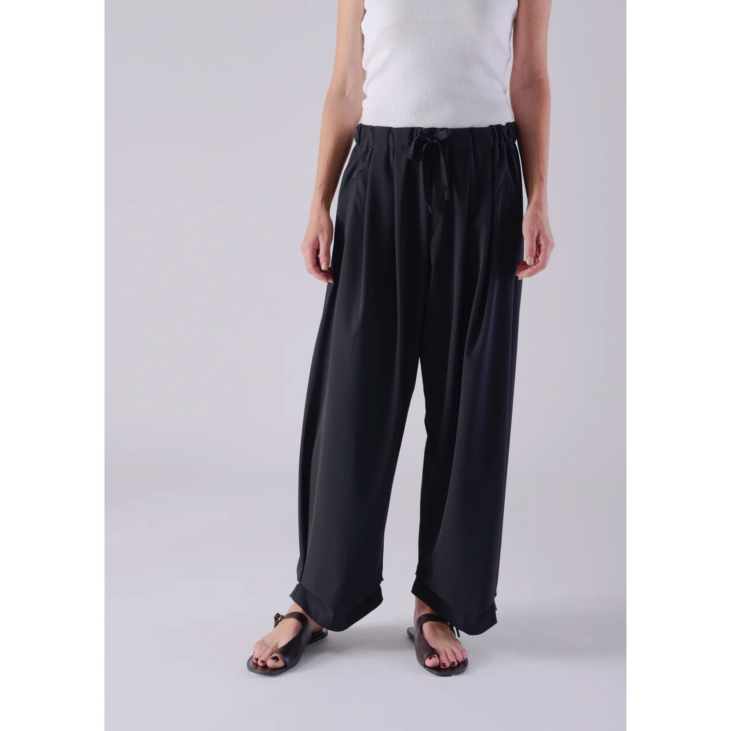 
                  
                    NIRVANA TUCKED HEM TROUSERS-BLACK-
                  
                