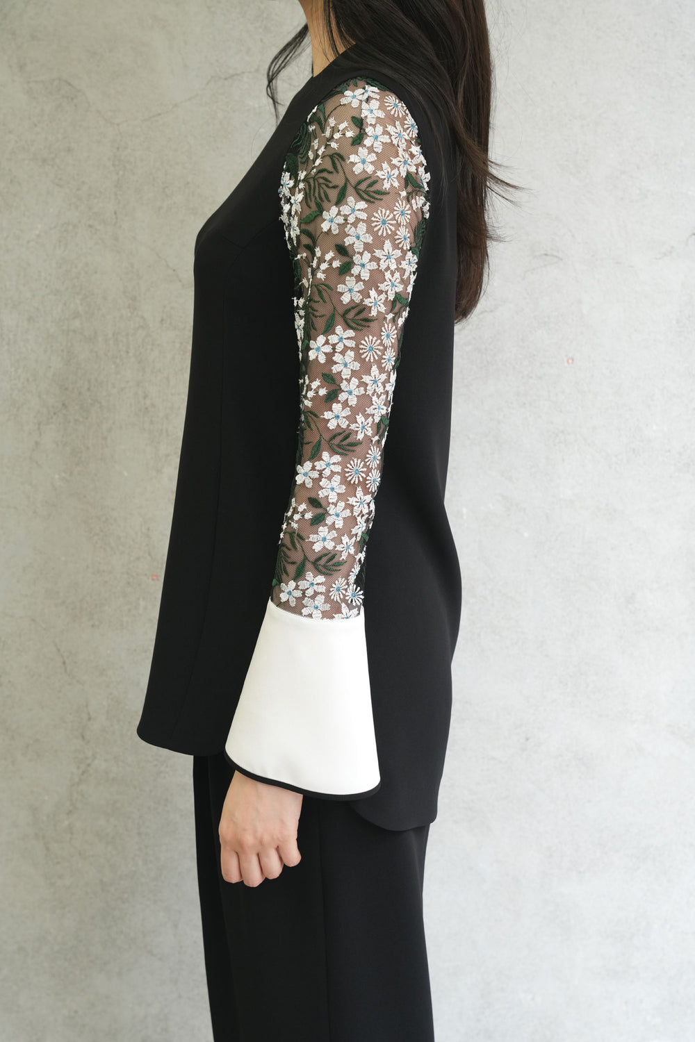 Floral Lace-Sleeve Classic Top - black – OBLIGE