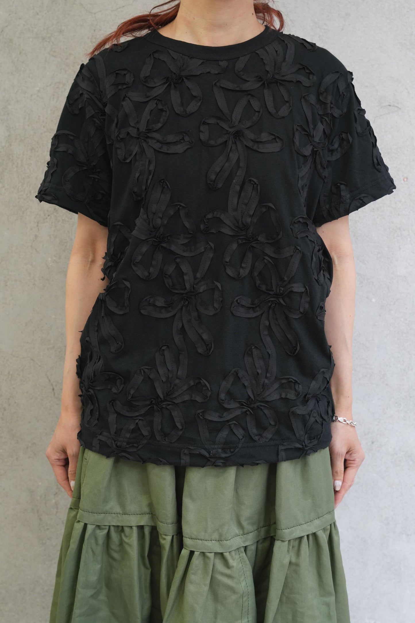 
                  
                    リボン刺繍Tシャツ -BLACK-
                  
                