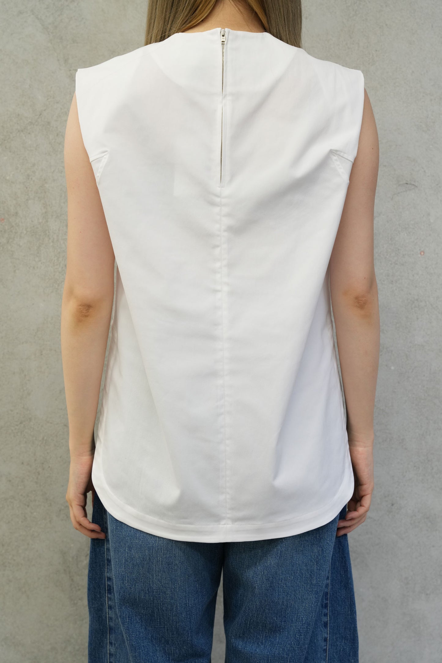 
                  
                    TASLAN TWILL SLEEVELESS TOP-WHITE-
                  
                