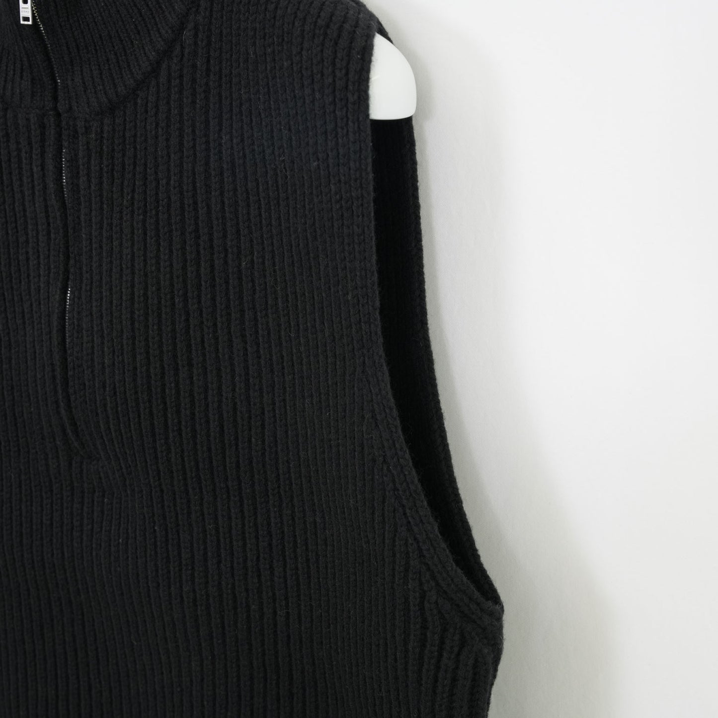 
                  
                    RIBBED KNIT WOOL VEST-CAMEL-
                  
                