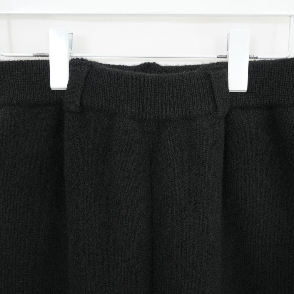 
                  
                    KNIT ESSENTIAL PANTS -BLACK-
                  
                