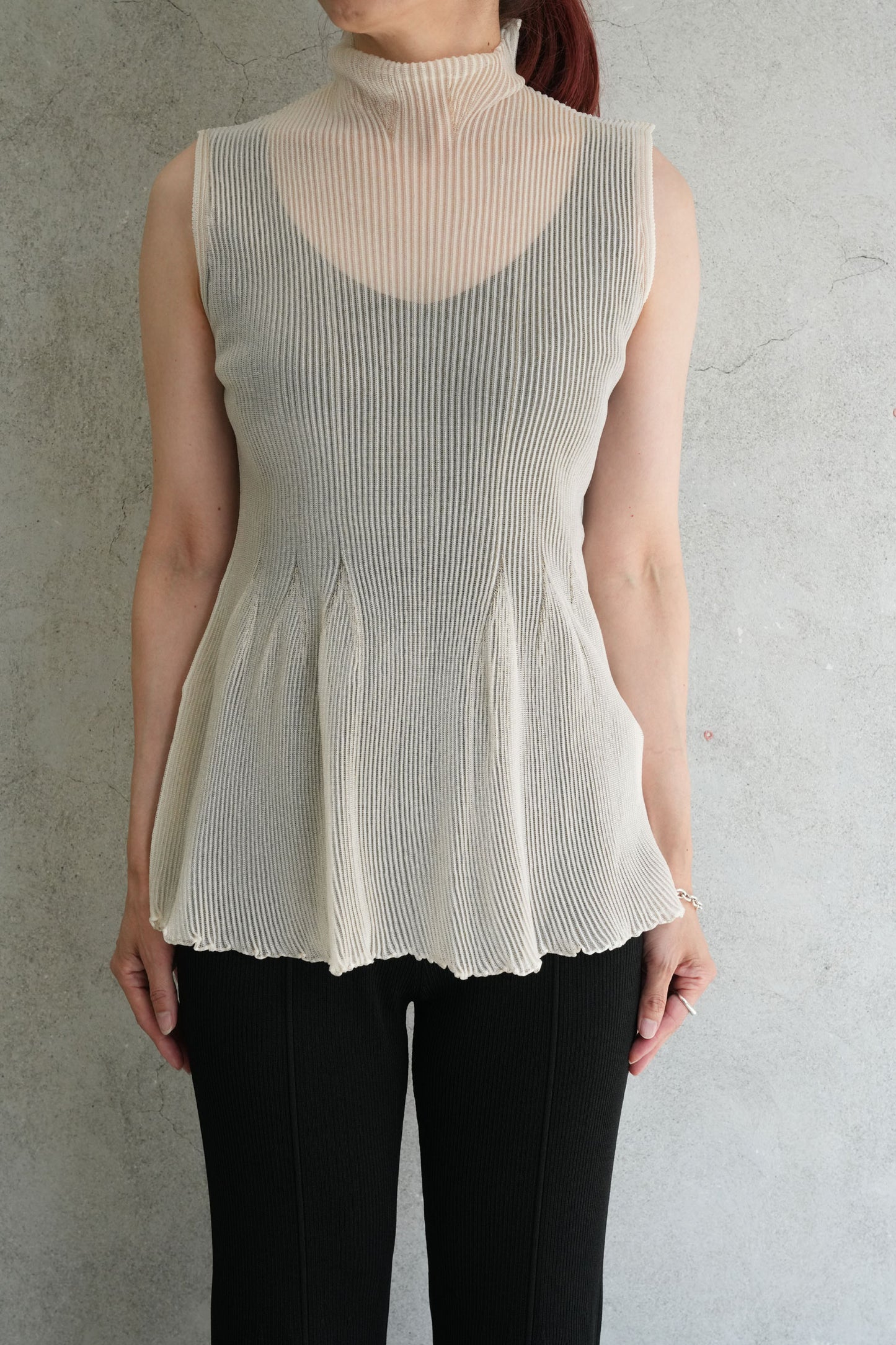 
                  
                    HYPHA LUCENT GLITTER SLEEVELESS TOP-PEARL GOLD-
                  
                