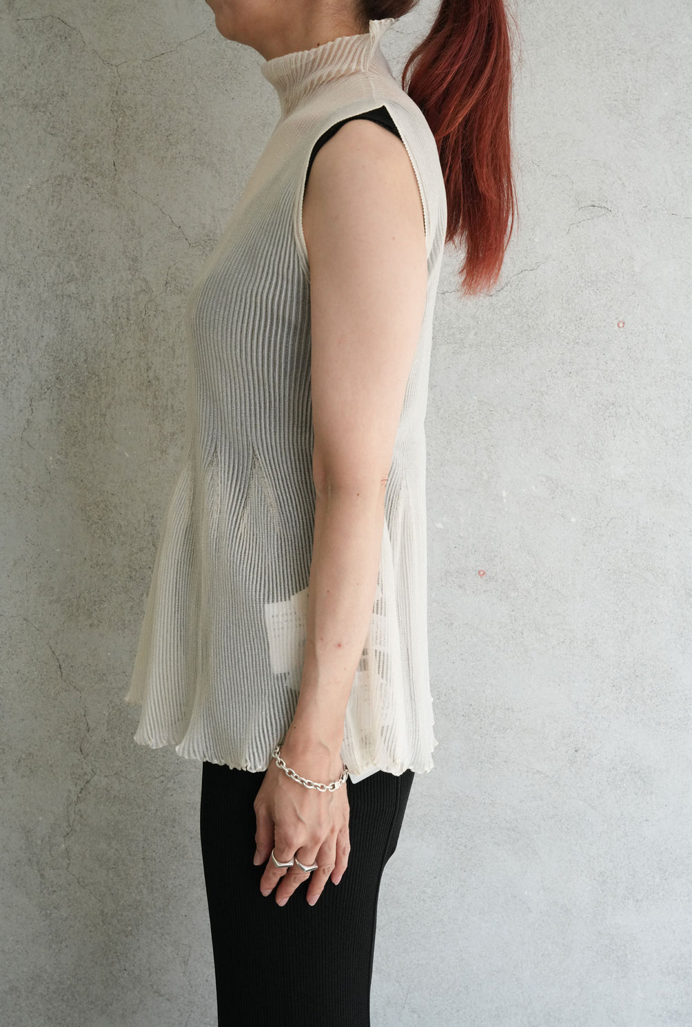 HYPHA LUCENT GLITTER SLEEVELESS TOP-PEARL GOLD- – OBLIGE