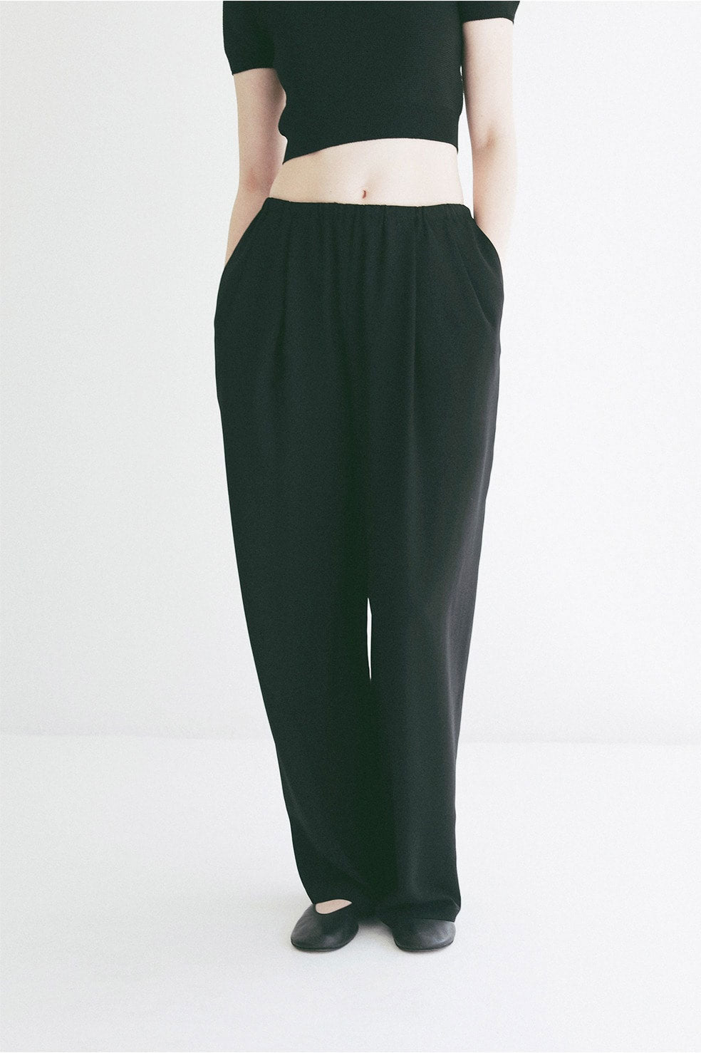 
                  
                    DRAWSTRING LOOSE TUCK PANTS
                  
                