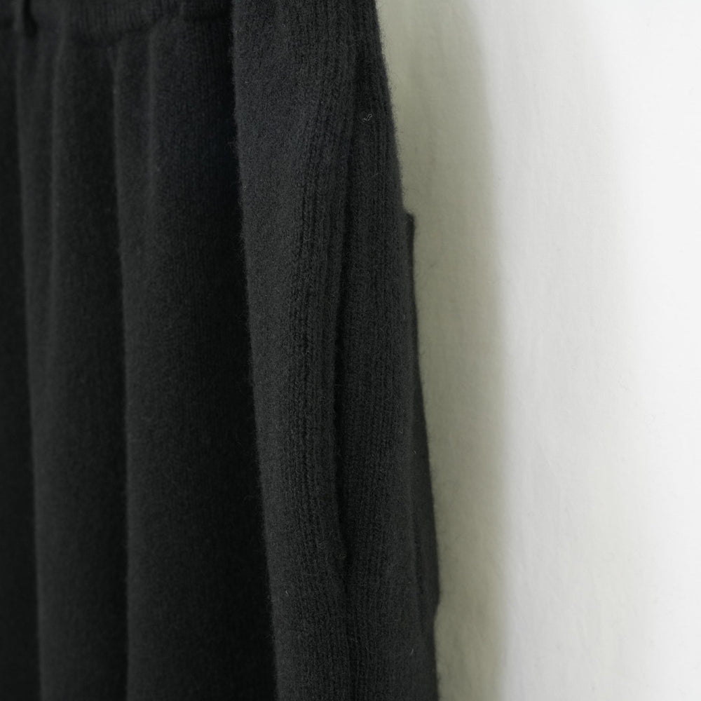 
                  
                    KNIT ESSENTIAL PANTS -BLACK-
                  
                